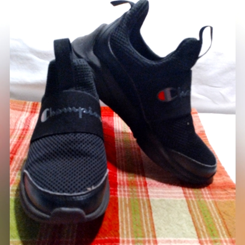 Champion-Boys sz 2Y, Black on Black, Slip-Ons